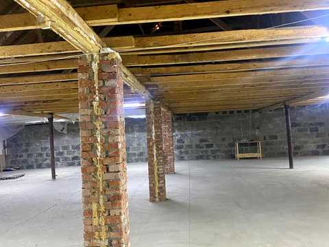 комерційна за адресою смт. Яблунів, Центральна, 1
