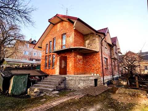будинок за адресою Степана Бандери вул.