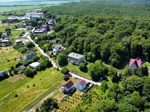 комерційна за адресою смт. Сатанів, Монастирська, 7
