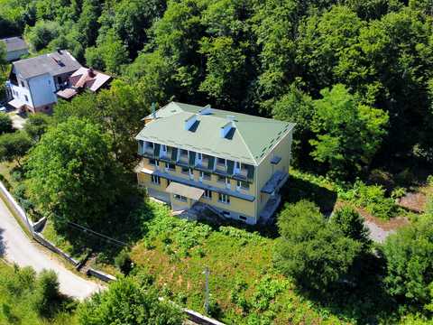 комерційна за адресою смт. Сатанів, Монастирська, 7