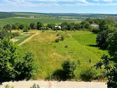комерційна за адресою смт. Сатанів, Монастирська, 7