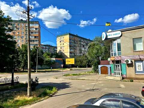 комерційна за адресою Українська вул., 2