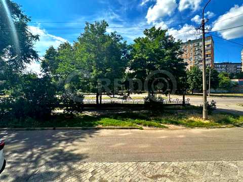 комерційна за адресою Українська вул., 2