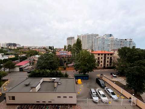 квартира за адресою Літературна вул., 8