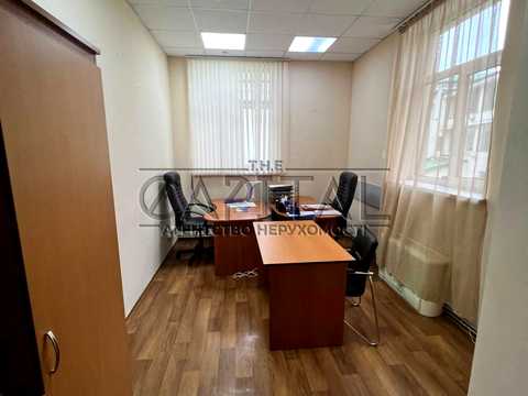 комерційна за адресою Соснова вул., 2