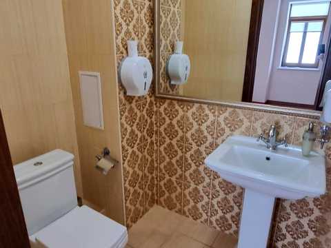 комерційна за адресою Володимирська вул., 64