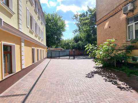 комерційна за адресою Володимирська вул., 64