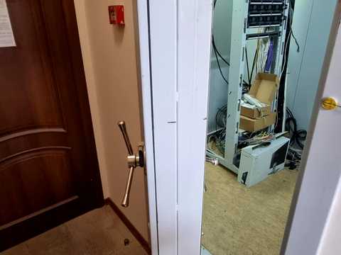 комерційна за адресою Володимирська вул., 64