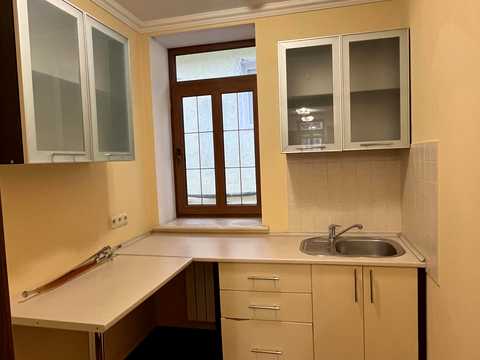 комерційна за адресою Володимирська вул., 64