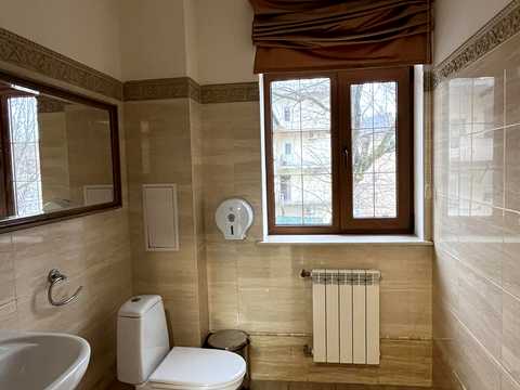 комерційна за адресою Володимирська вул., 64