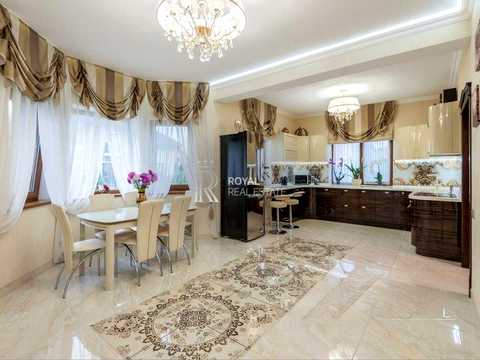 будинок за адресою вул. Центральна, 11