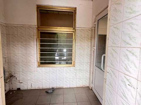 комерційна за адресою Тролейбусна вул., 7