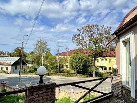 комерційна за адресою Хотинська вул., 4д