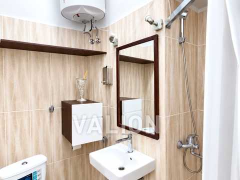 комерційна за адресою Трьохсвятительська вул., 13