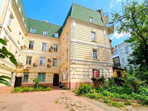 комерційна за адресою Трьохсвятительська вул., 13