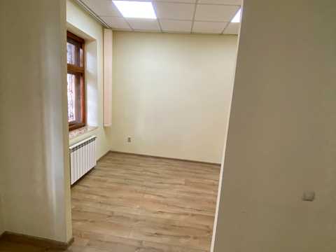комерційна за адресою Шандора Петефі пл., 5