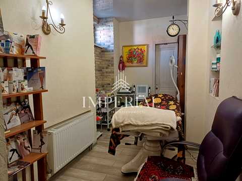 комерційна за адресою Введенська вул., 25