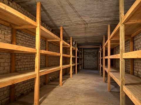 коммерческая по адресу Шкільна вул., 1