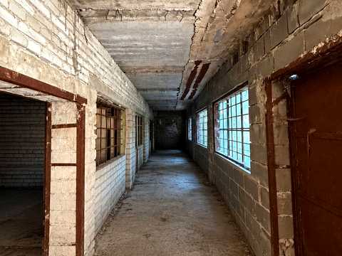 коммерческая по адресу Шкільна вул., 1
