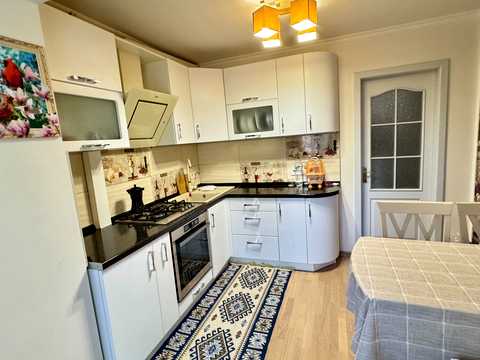 квартира за адресою Чернівці, Сергія Скальда вул. (Комарова), 40