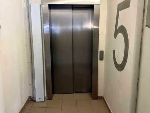 паркомісце за адресою Олександра Олеся вул., 2