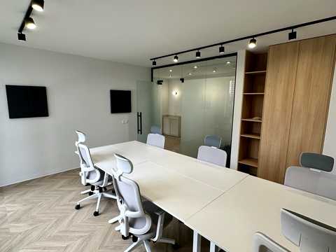 комерційна за адресою Родини Крістерів вул., 2