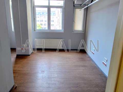 комерційна за адресою Спаська вул., 5