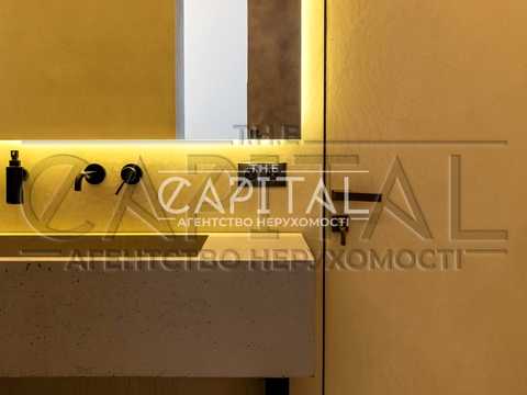 комерційна за адресою Лесі Українки пл., 7