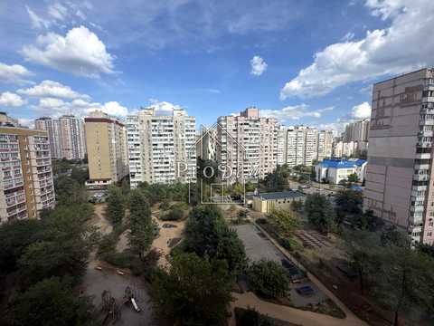 квартира за адресою Анни Ахматової вул., 43
