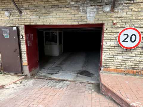 паркомісце за адресою Євгена Коновальця вул. (Щорса), 32-Б