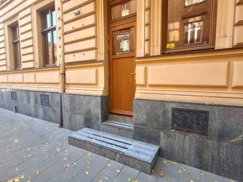 комерційна за адресою Івана Франка вул., 3