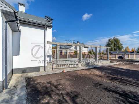 будинок за адресою с. Плюти, Світанкова