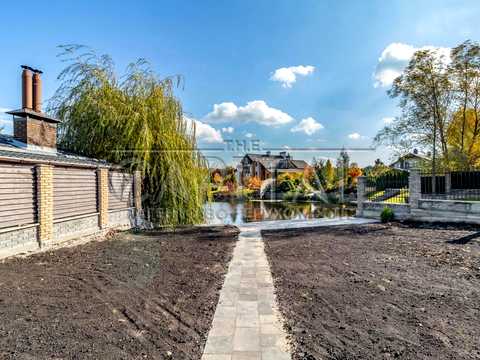 будинок за адресою с. Плюти, Світанкова