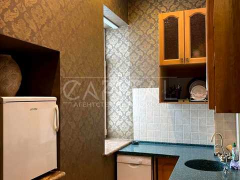 комерційна за адресою Банкова вул., 1/10