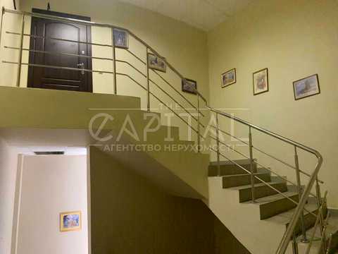комерційна за адресою Дніпровська набережна вул., 25
