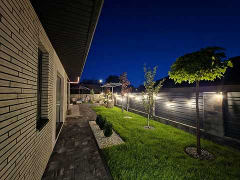 будинок за адресою Вишнева вул.