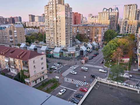 комерційна за адресою Антоновича вул. (Горького), 172