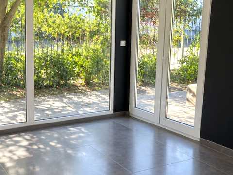 комерційна за адресою Юрія Кондратюка вул. (Комунарівська), 20