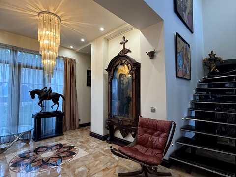 дом по адресу Миру ул. (Жовтнева)