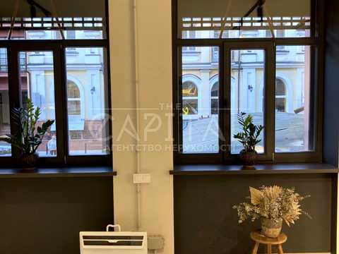комерційна за адресою Воздвиженська вул., 18