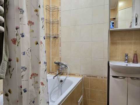 квартира за адресою Листопадна вул., 8
