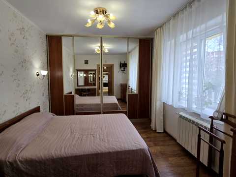 квартира за адресою Листопадна вул., 8