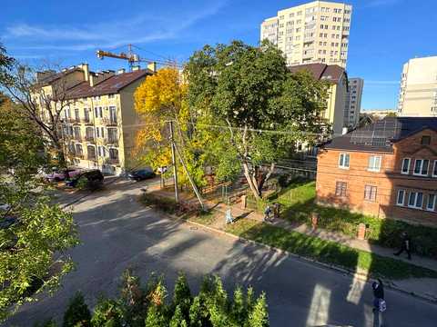 комерційна за адресою Кам'янецька вул., 1а