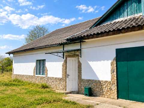 комерційна за адресою Центральна, 3