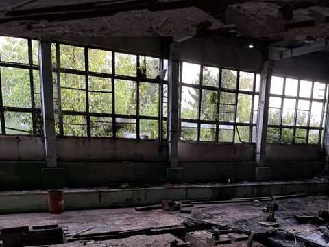 комерційна за адресою Фанерна вул., 1