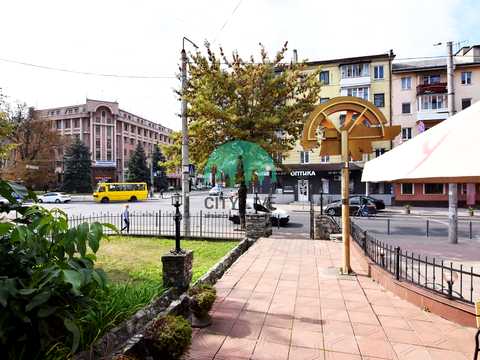 комерційна за адресою Тарнавського вул., 1