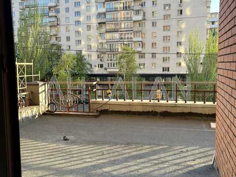 комерційна за адресою Лесі Українки бульв., 7-Б