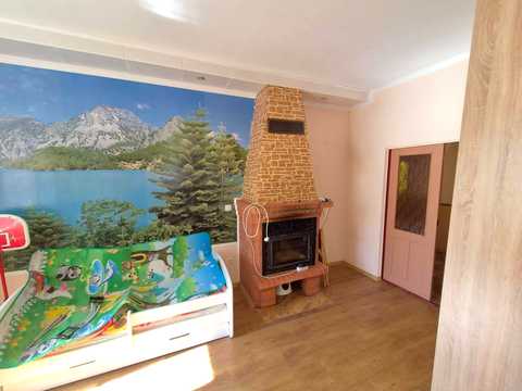 будинок за адресою с. Надія (Радгоспне), тополина