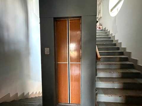 комерційна за адресою Володимирська вул., 10