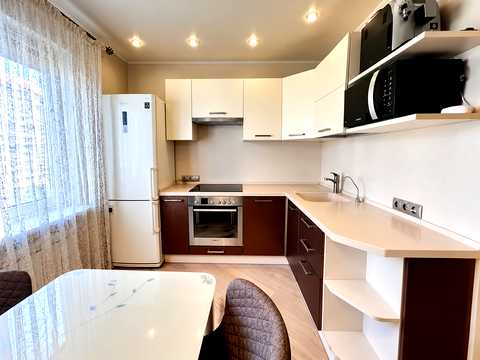 квартира за адресою Анни Ахматової вул., 25